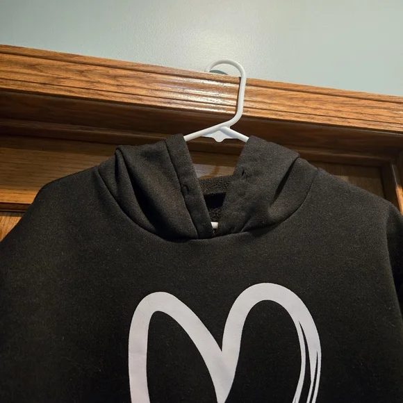 SHEIN Black and White Heart Graphic Sweatshirt - Picture 4 of 12